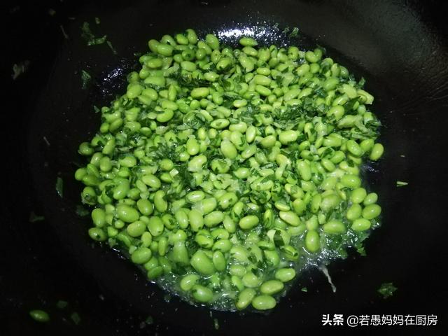 青椒|农村人真会吃，一碗面粉，一碗青豆，十分钟出一锅清新爽口的美食