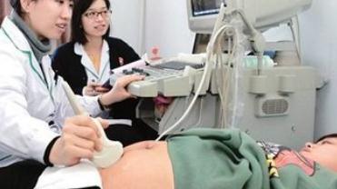 超级宝妈|19岁女孩怀孕8个月从未产检，肚里掏出6斤娃和30多斤巨瘤，命真大