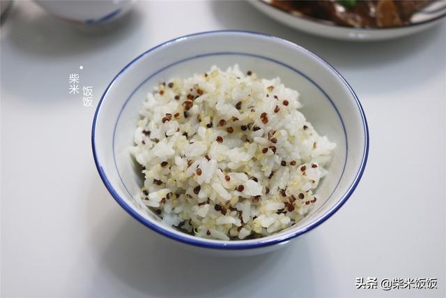 晚餐给家人做了3个菜，搭配藜麦米饭，简单又美味