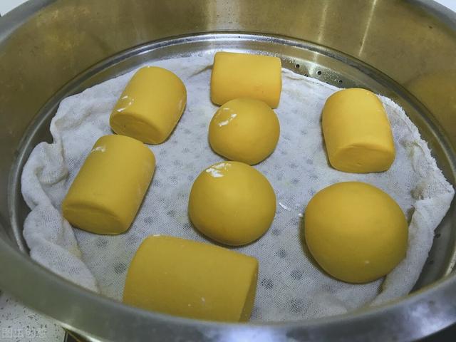 南瓜不要只会熬粥，拿来蒸馒头，香甜松软黄橙橙，小孩子也爱吃