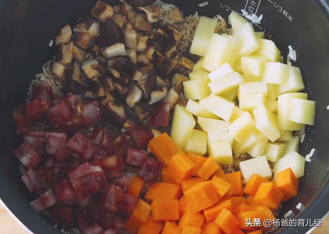 简单好吃的什锦焖饭，孩子爱吃的主食美味，荤素搭配，营养又解馋