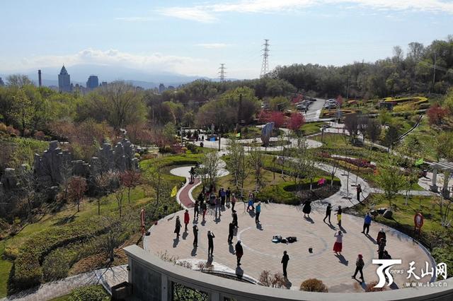 【旅行百事通】世界地球日：游客乐享“五彩雅山”美景