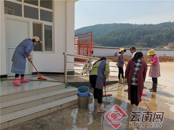 云南网：摆田村幼儿园老师用真情把爱绘成最美的风景