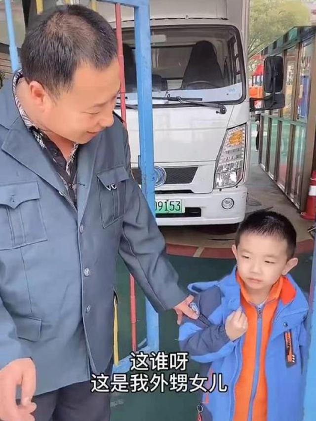 有种“尴尬”叫辈分小，网友去幼儿园接舅舅放学，却被当孩他妈