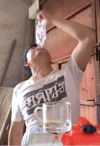 博主|高度白酒玩“吹瓶”！畸形“喝播”拿命换钱