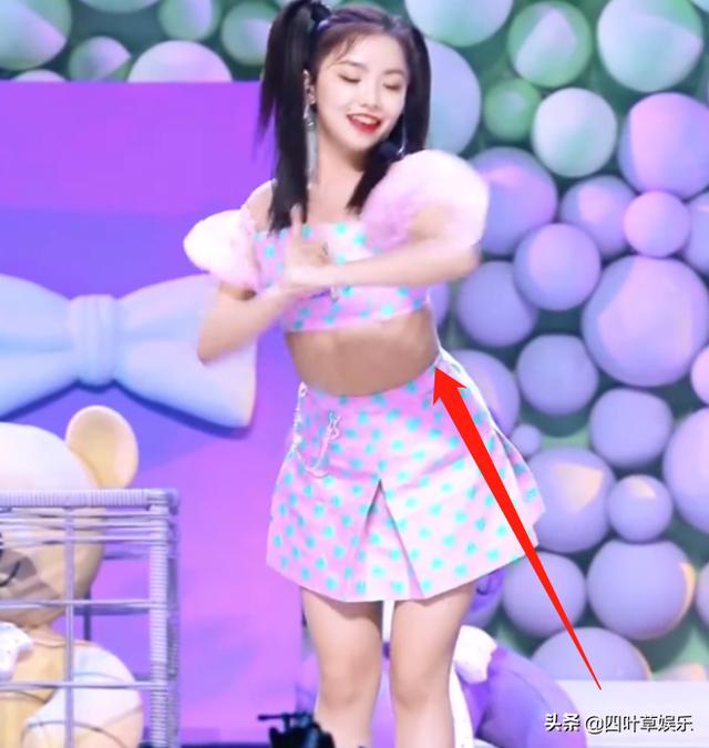 [电影工厂]《有点甜》安崎直拍，都说她蹲下有小肚肚，谁观察她抬手后腰部？