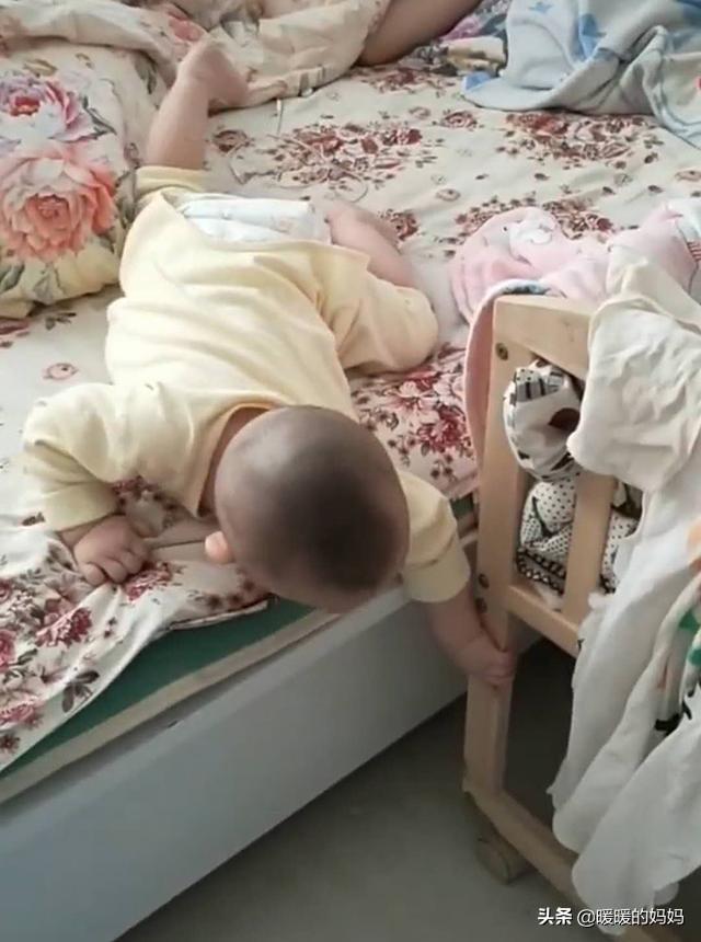 [超级宝妈]保姆带娃自己却睡得“香甜”，宝妈火冒三丈，网友：请来一个祖宗