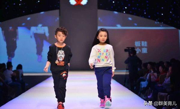 「超级宝妈」兄妹走秀，一个淡定一个大哭，紧紧牵住的小手，暖透无数观众