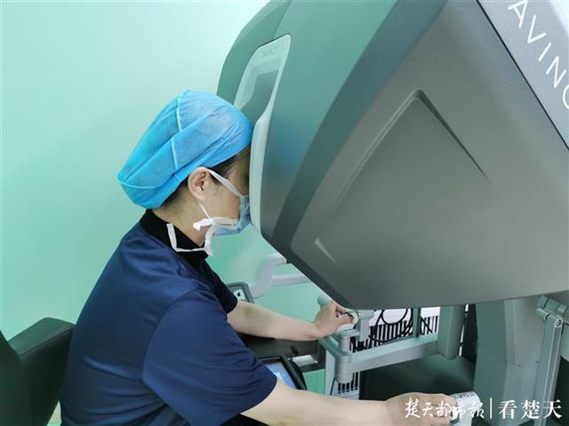 超级宝妈|备孕女子发现腹中有异物，肚脐上打一个孔取出畸胎瘤