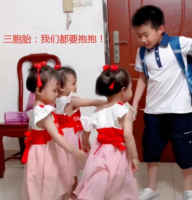 儿子想要个妹妹，结果宝妈一次生了三，哥哥回家场面萌化众人