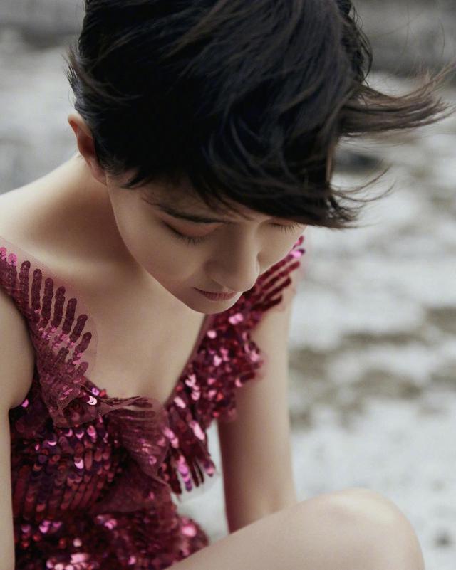 普拉达女王焦俊艳165身材真骨感,亮片连衣裙穿出高级感,配短发气场更强大