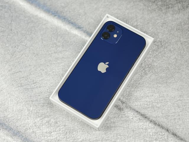 iPhone 12蓝色版实拍图赏：真·五彩斑斓的蓝