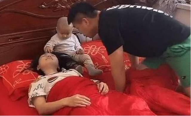 超级宝妈|一家三口午睡照片走红,父母熟睡娃却坐床头,网友:到底谁照顾谁
