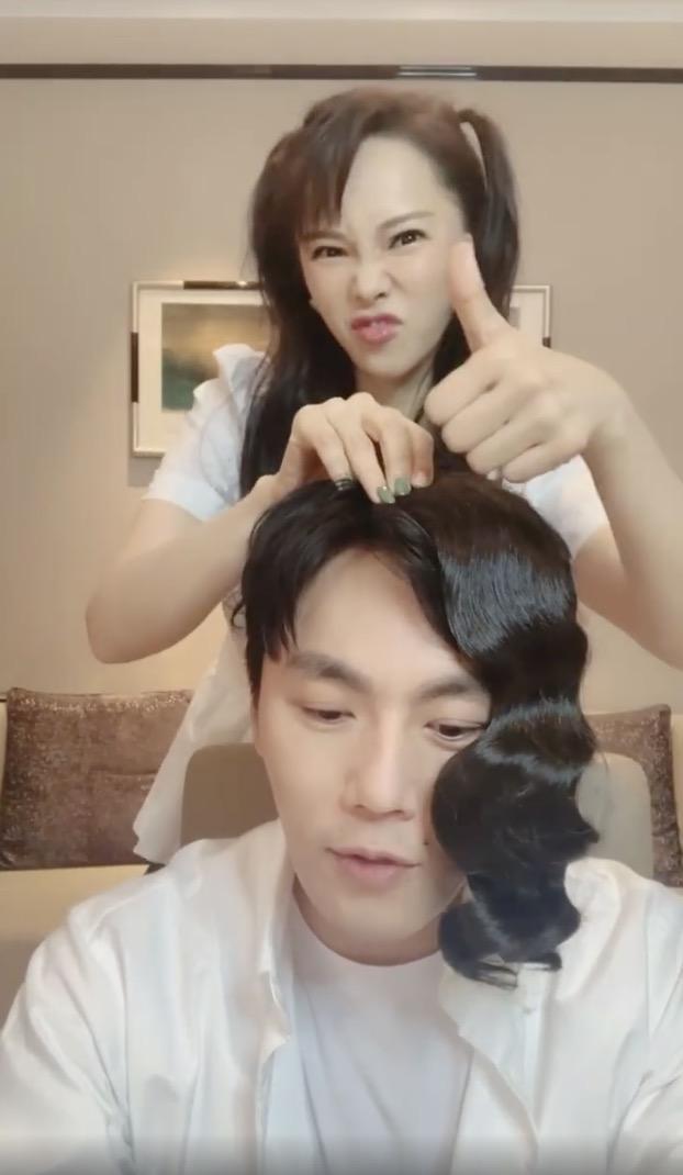 樱桃奶球|秦昊直播，伊能静为他戴各种假发，两人摆同款pose，甜撒狗粮