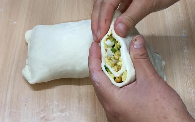 鸡蛋饼的新做法，口感更加丰富，外皮酥香爽口，比早餐店买的好吃
