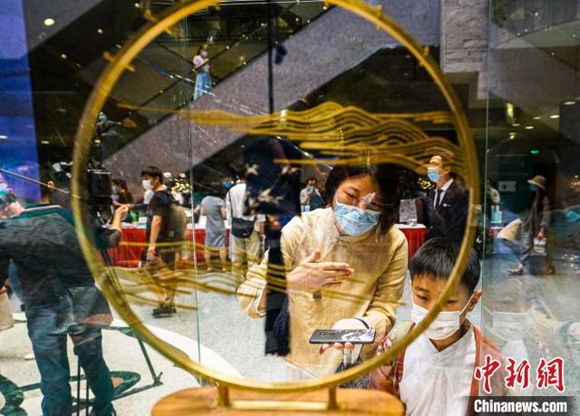 中国新闻网▲“文化夜游”点亮上海夜间经济