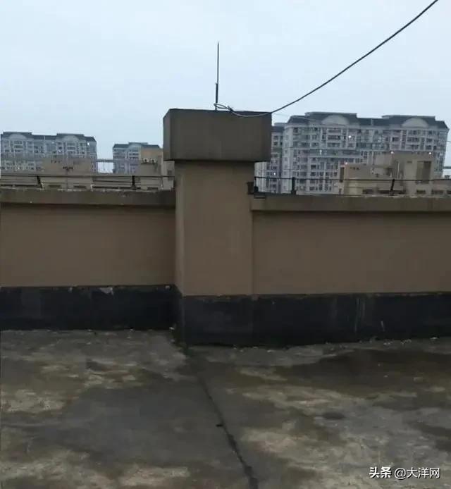 『大洋网』绍兴宝宝被高空坠物砸成脑死亡，爸爸心碎：砖块是个小男孩从顶楼平台扔下的
