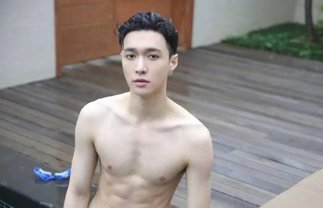 形同陌路|根正苗红的张艺兴拥有完美的肌肉线条，背后是谁的功劳呢？