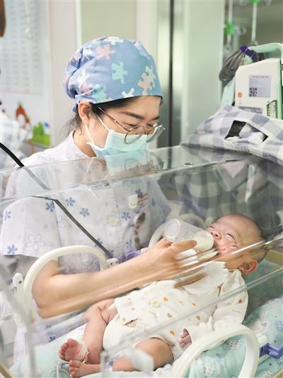 广州日报|730克超早产迷你宝宝出院