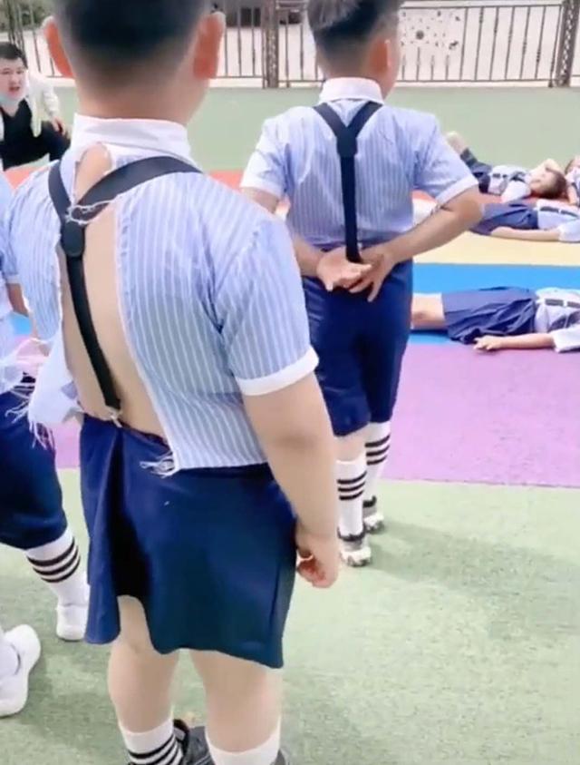 有趣的爱|幼儿园拍毕业照要求穿校服，肥胖宝宝太为难，妈妈对策笑翻老师