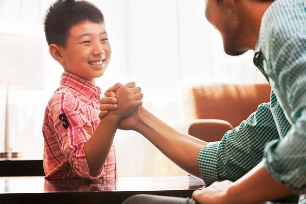 【你的育儿经】孩子自信心不足，罪魁祸首是认知偏差，父母首先要教娃认识自我