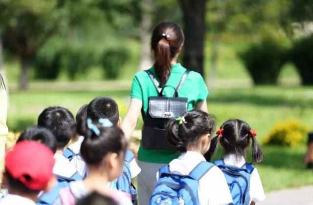 「你的育儿经」爸爸姓“左”妈妈姓“右”，女儿上学自我介绍，让全班同学鼓掌