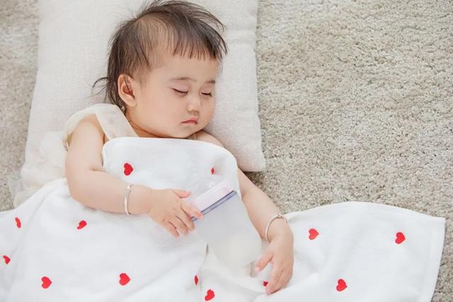 开心的笨小孩@各年龄段睡眠时间表，你家孩子睡够了吗？