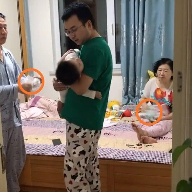 [你的育儿经]全家总动员哄娃入睡，引发网友异议：多数的毛病都这么被惯出来的