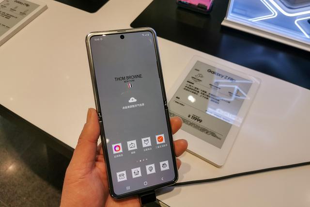 「环球网」三星翻盖折叠手机Galaxy Z Flip亮相上海旗舰店