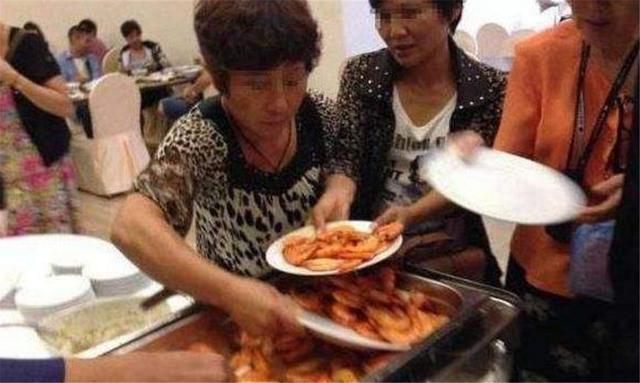 『超级宝妈』奶奶带孙子吃“自助餐”，拿了满桌吃不完想走人：你们别想讹我