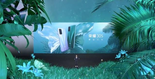 [勇哥科技]开关机无广告首当其冲！荣耀智慧屏定义行业五大标准