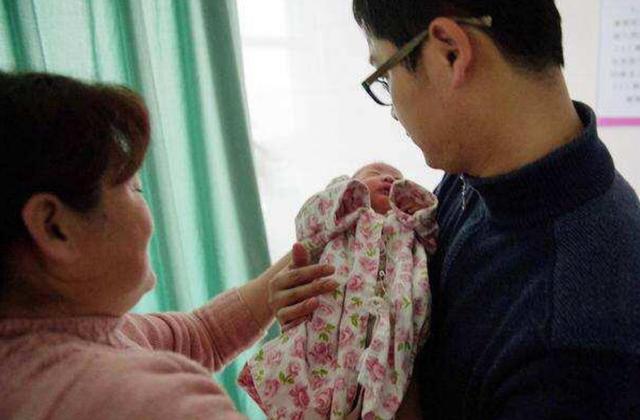 「你的育儿经」“我特羡慕你”，同住一个病房，穷孕妇和富孕妇的待遇，惹人唏嘘