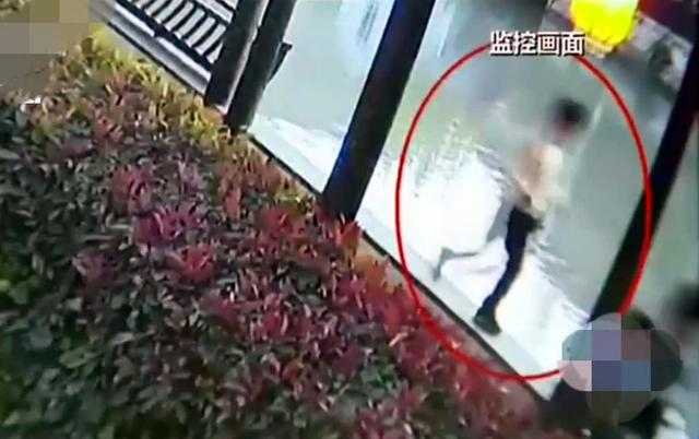 超级宝妈：母子游玩千灯古镇，男童不慎落水！父母带孩子旅游不可忽略这3点