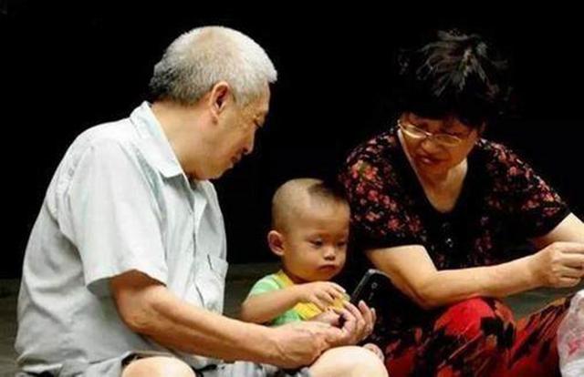 「你的育儿经」“奶奶带娃”越来越遭嫌弃，宁愿给姥姥带？宝妈给出的原因很现实