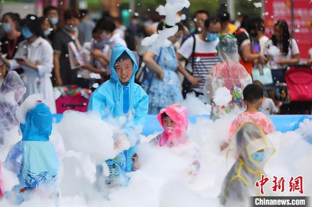 中国新闻网|南京萌宝戏耍泡泡欢乐爬行玩转“童乐节”