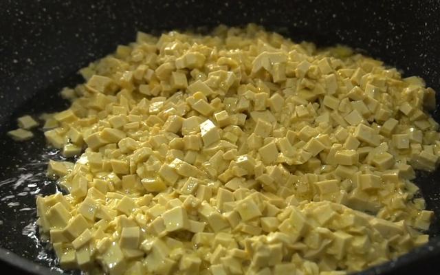 白菜这样吃真过瘾，不发面不烫面，一折一卷就搞定，比包子还好吃