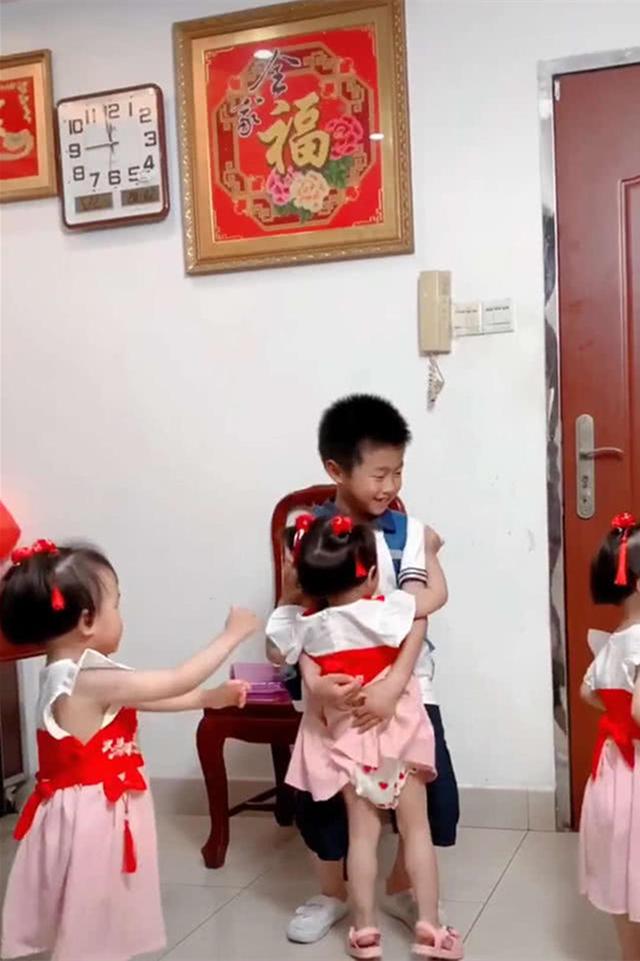 [你的育儿经]大宝吵着想要妹妹，结果一下来了3个，每天回家的欢迎仪式暖哭了