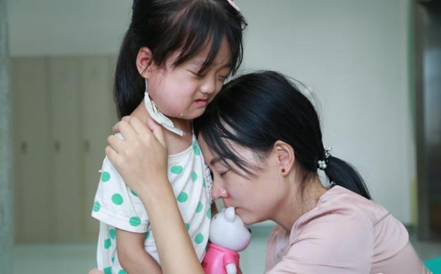 【你的育儿经】“我家宝宝累了就睡”,朋友看出不对劲,送医检查后:发育迟缓