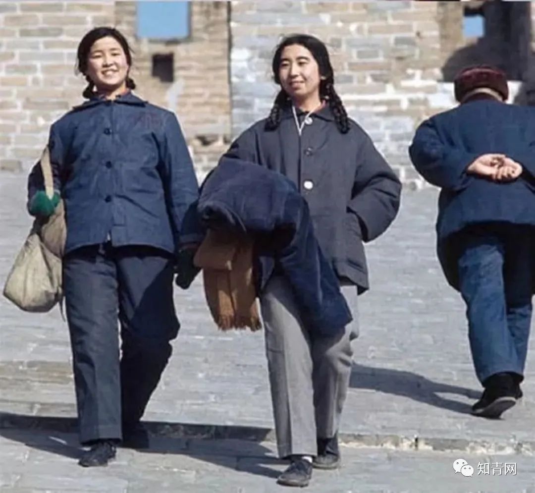 那个时代的人们的服饰普遍都是灰黑色调的.