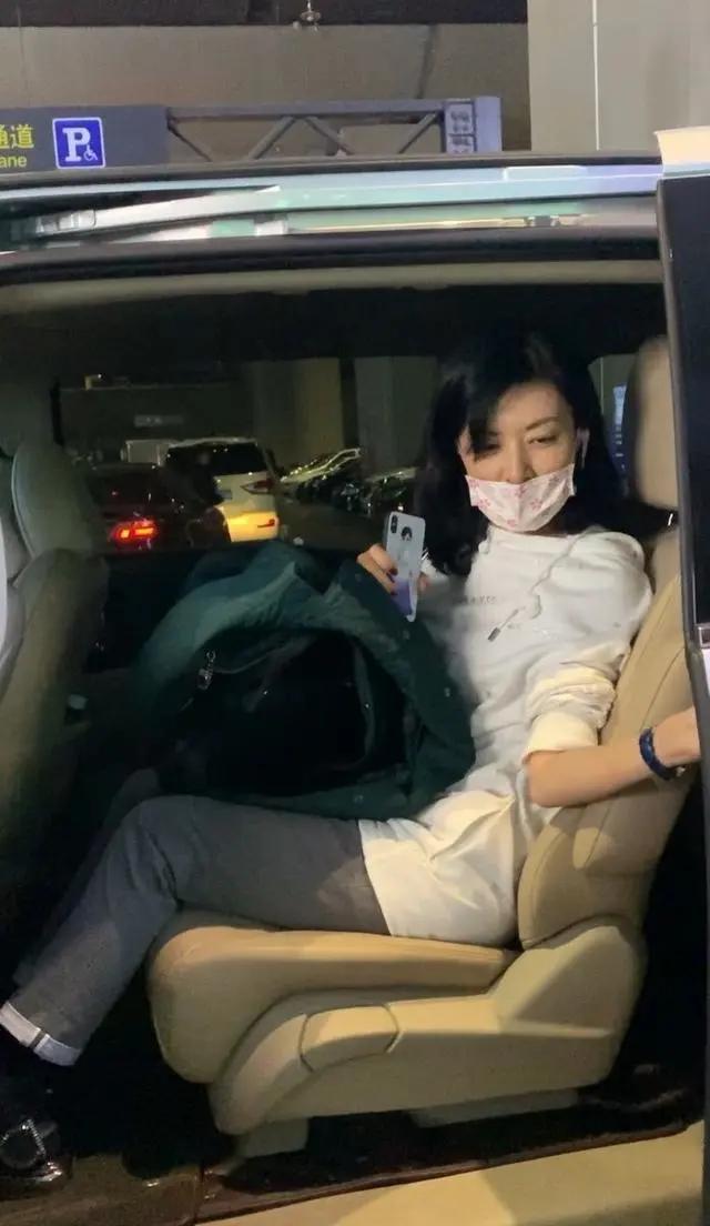 女人街周涛现身机场，卫衣牛仔搭披肩发太减龄，无惧素颜51岁也有少女感