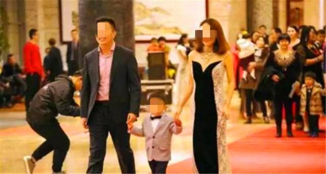 [画说育儿]幼儿园毕业典礼成“上流宴会”，宝妈吐槽却遭怼：没钱就不要硬挤