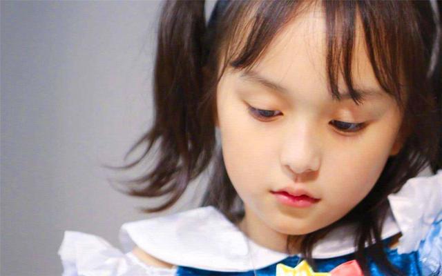 「你的育儿经」小孩爱“臭美”并非坏事，反而有助孩子精神发展，家长要懂鼓励