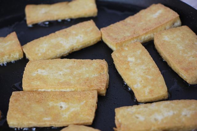 土豆和豆腐除了炖，还能做成土豆酿豆腐，外酥里糯，香辣可口