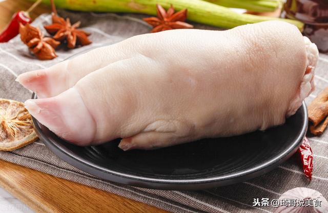 买猪蹄，要分清“前蹄”和“后蹄”，区别挺大，买错难吃还浪费钱