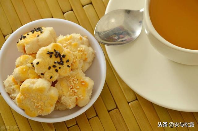 蛋黄小饼干，甜点零食，不加油和水?，奶香浓郁的小饼干，超美味