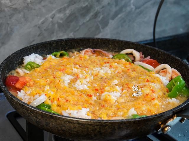 入冬了，天冷就要吃点热乎的，这样的一锅海鲜饭，营养好吃又暖胃