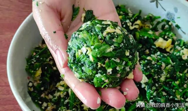 菠菜别总炒着吃，教你一个新吃法，简单几步，上桌吃2盘，过瘾