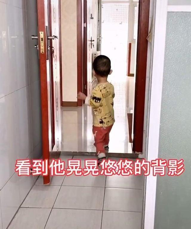 【你的育儿经】“卫生间没纸啦！”，妈妈无奈求助儿子，小宝神操作让妈当场懵逼