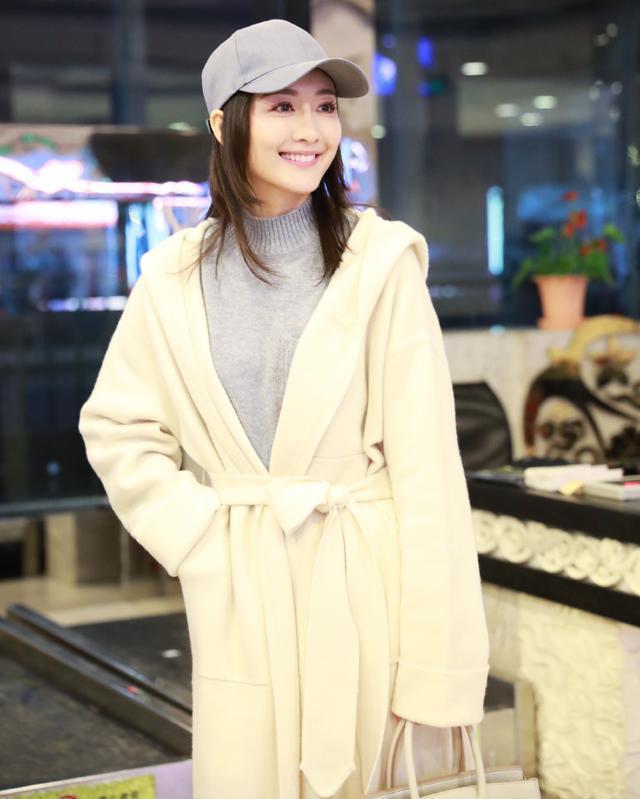 能驾驭烈焰红唇，也能素颜以对，王鸥的时尚感告诉你为何她是品牌的宠儿|影视交流地