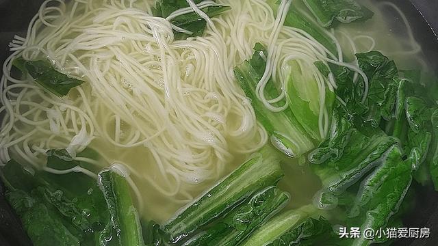 天冷了，早餐来一碗热气腾腾的“姜丝猪肝面”，鲜香好吃浑身暖和